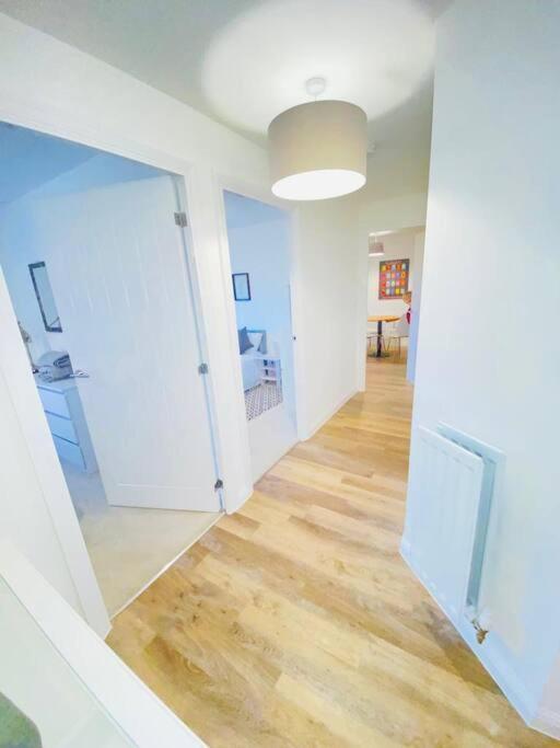 Beautiful, Brand New Apartment! 切尔滕纳姆 外观 照片