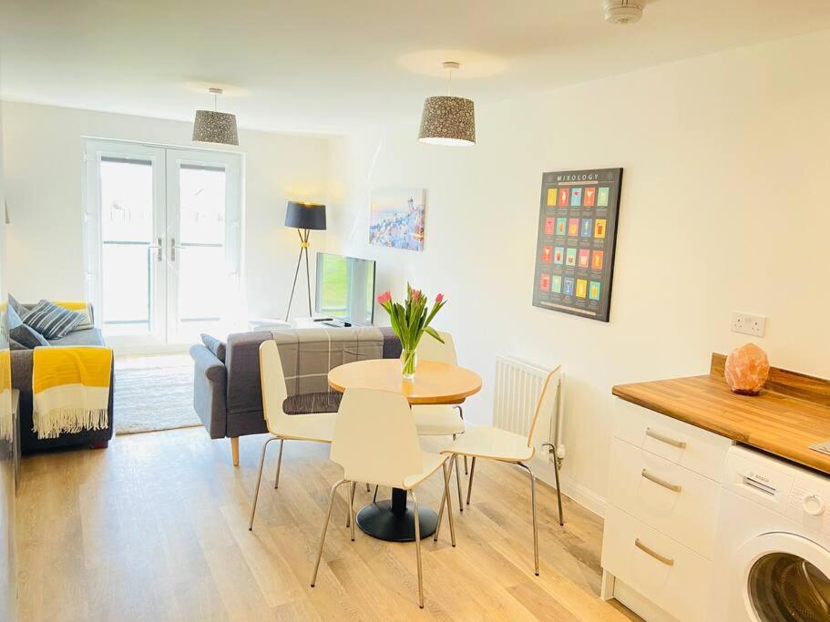 Beautiful, Brand New Apartment! 切尔滕纳姆 外观 照片