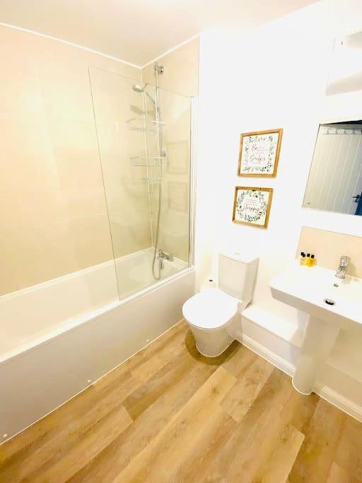 Beautiful, Brand New Apartment! 切尔滕纳姆 外观 照片