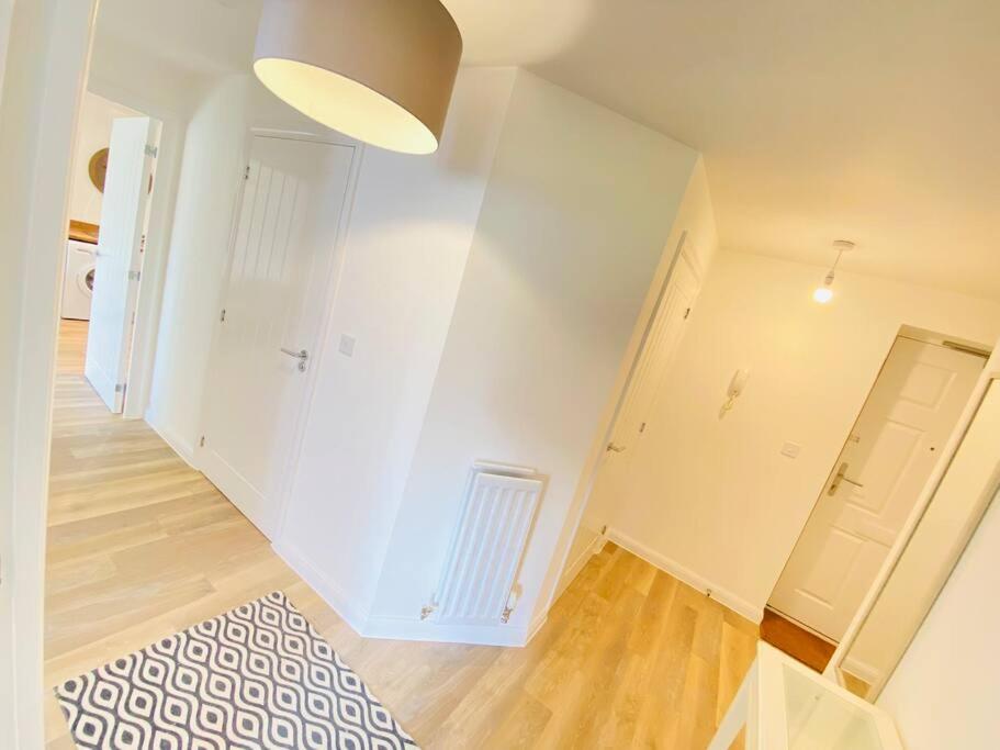 Beautiful, Brand New Apartment! 切尔滕纳姆 外观 照片