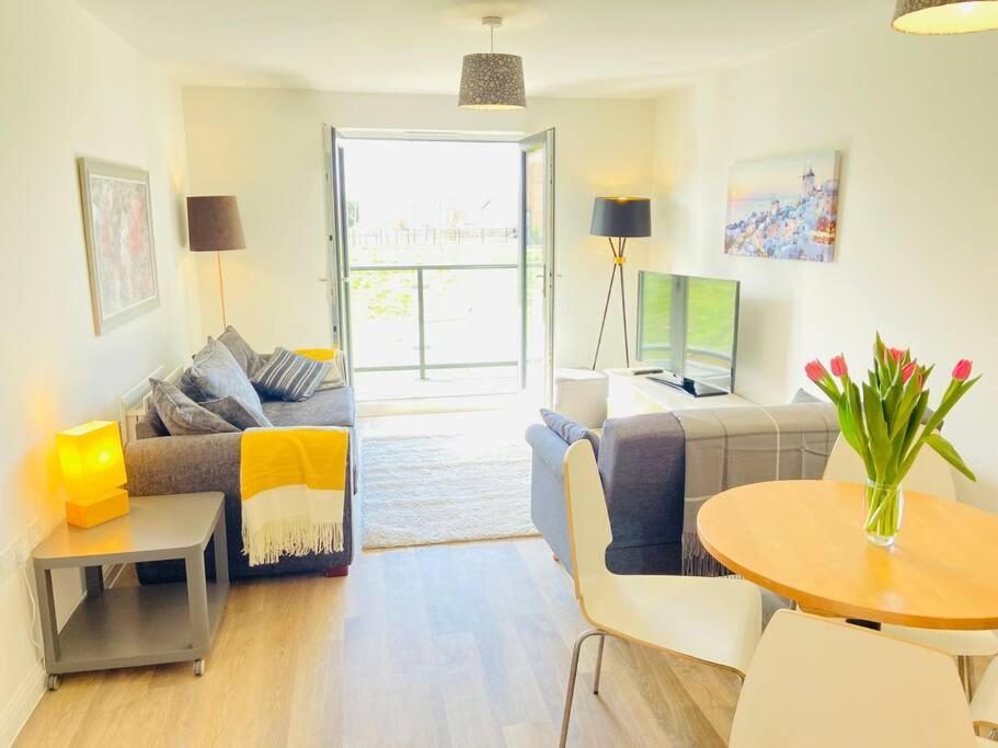 Beautiful, Brand New Apartment! 切尔滕纳姆 外观 照片